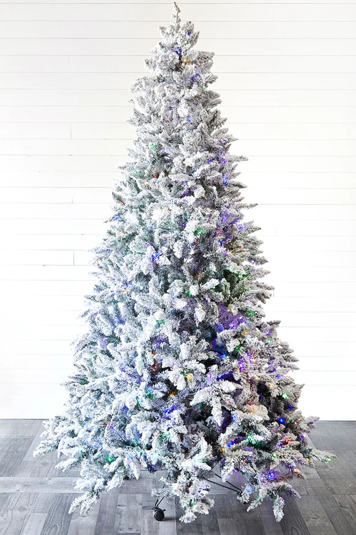 Decorator's Warehouse Christmas Trees|Christmas Trees^9' Flocked Aleutian Artificial Christmas Tree With 950 Color-Changing Lights