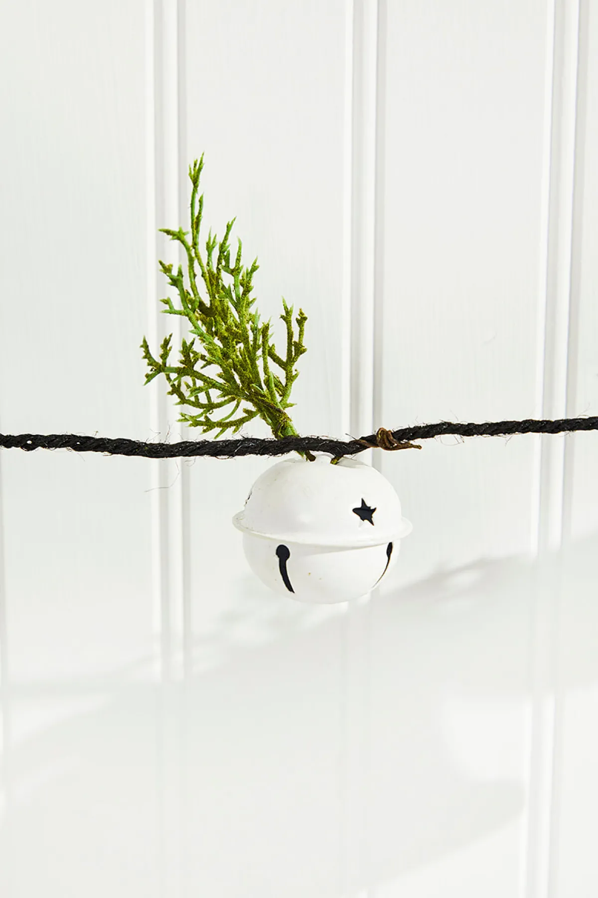 Decorator's Warehouse Christmas Garlands^67” White Country Bell Garland