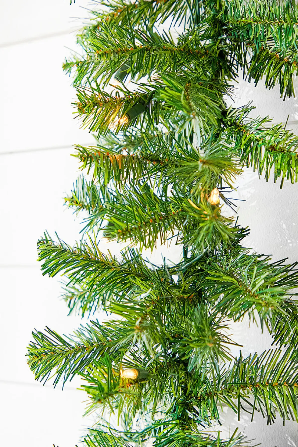 Decorator's Warehouse Christmas Garlands^9' X 10" Norway Pine Garland 200T/50Clear/Outdoor/UL