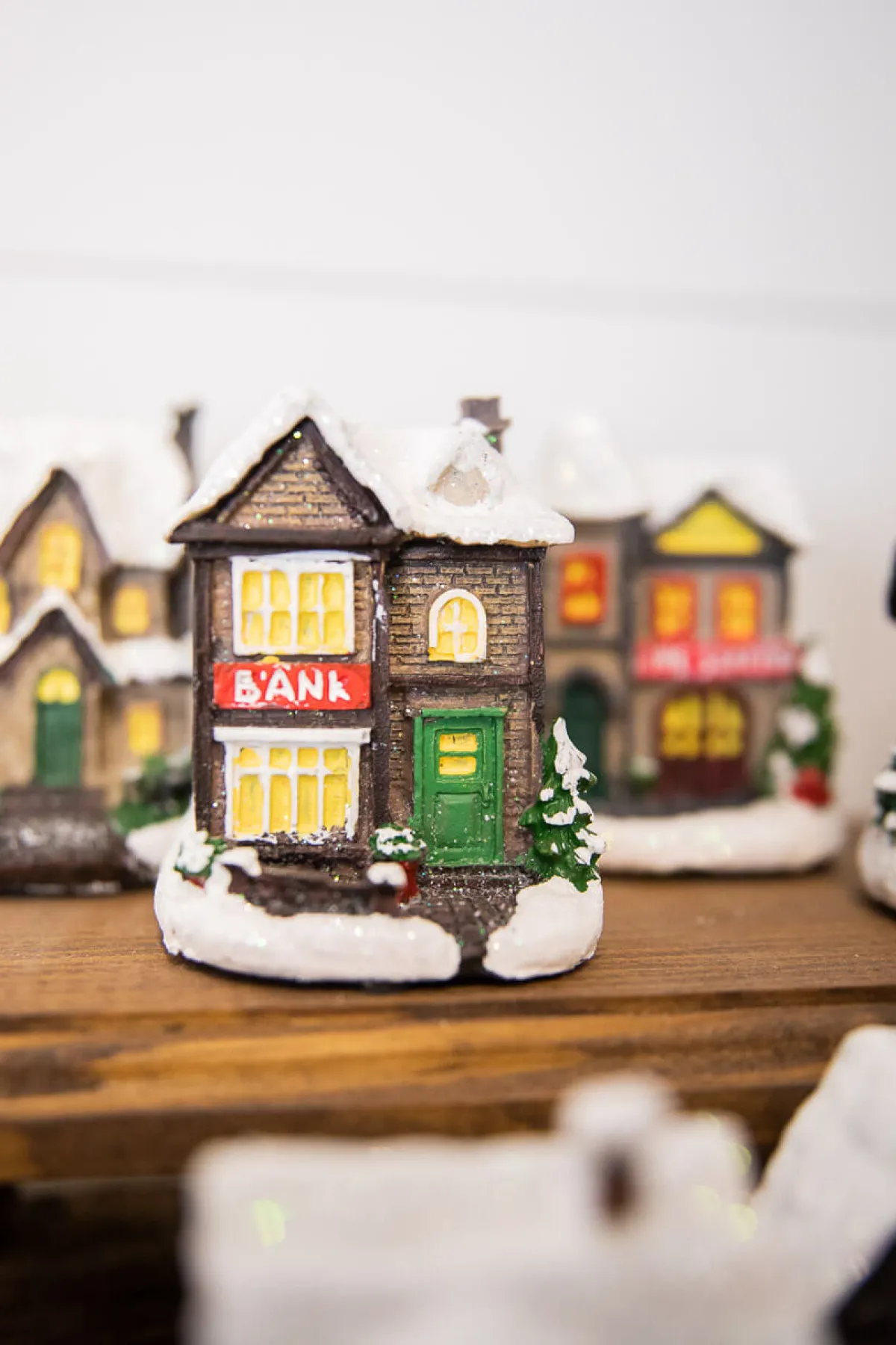 Decorator's Warehouse Christmas Accents^Lighted Holiday House With Battery Powered LEDs