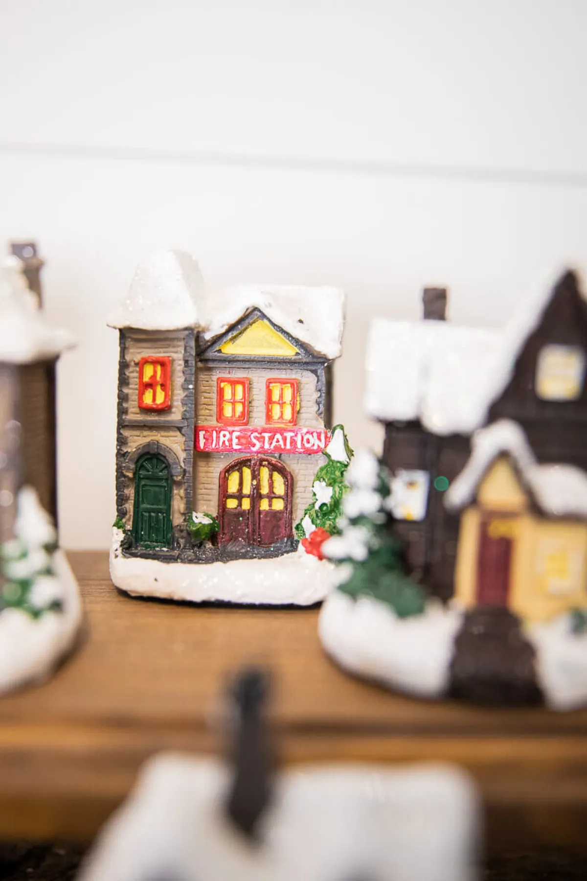 Decorator's Warehouse Christmas Accents^Lighted Holiday House With Battery Powered LEDs
