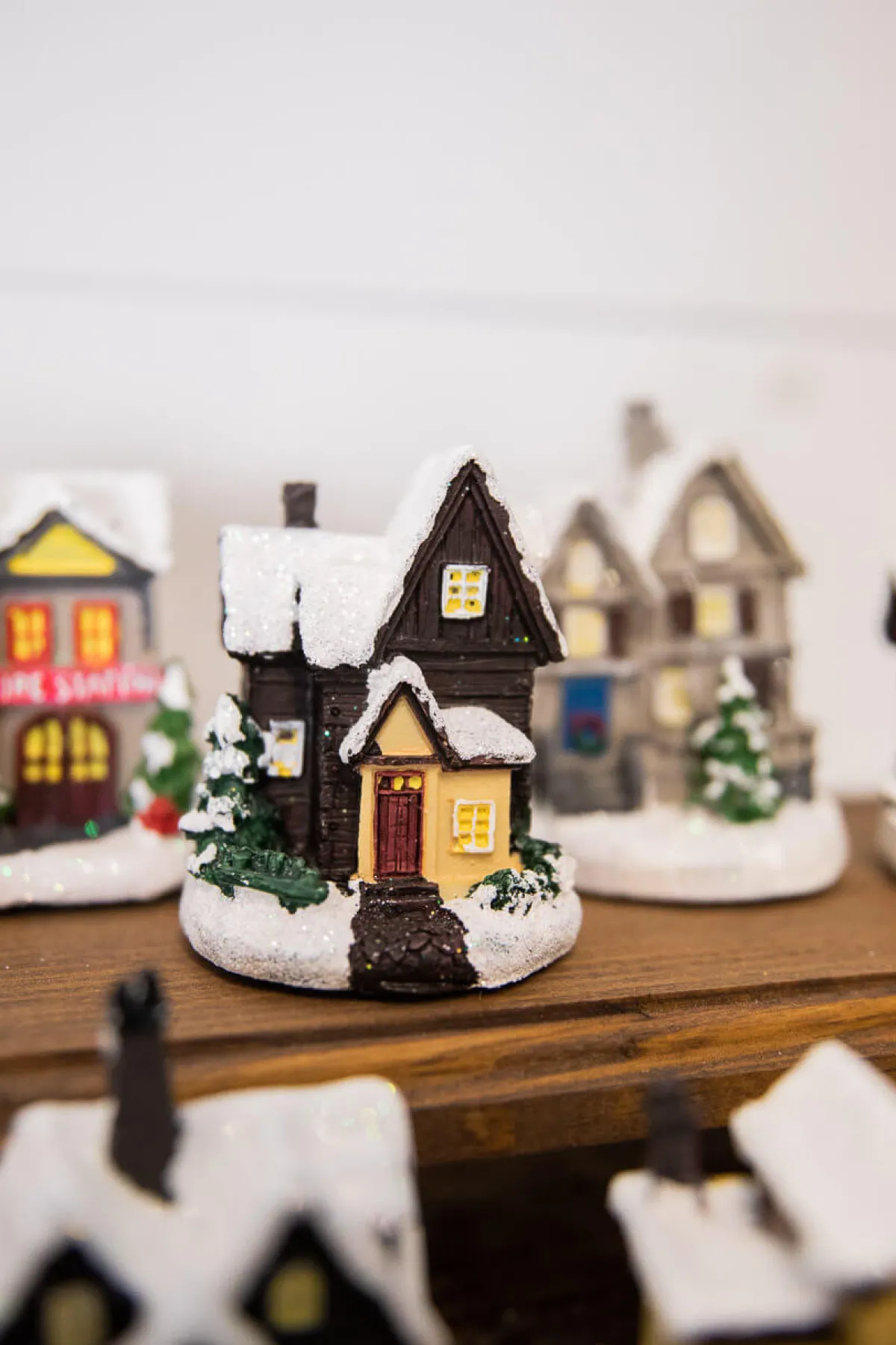 Decorator's Warehouse Christmas Accents^Lighted Holiday House With Battery Powered LEDs