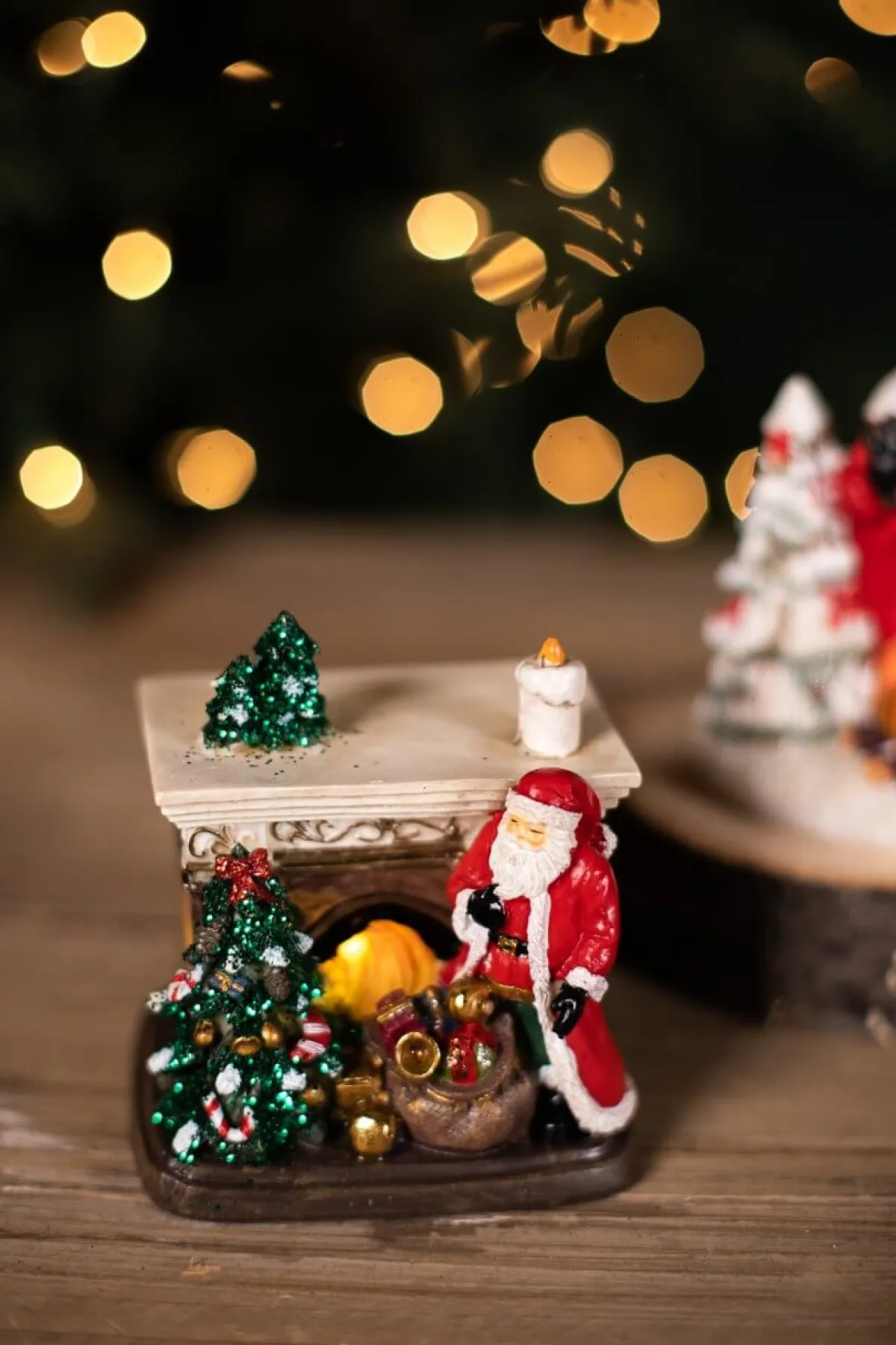 Decorator's Warehouse Christmas Accents^Resin Light Up Santa Mantle Scene